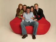 (1. Staffel) - How I Met Your Mother: Ted (Josh Radnor, M.), Marshall (Jason Segel, 2.v.l.), Barney (Neil Patrick Harris, r.), Lily (Alyson Hannigan, l.) und Robin (Cobie Smulders, 2.v.r.)