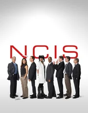Die Mitglieder des Naval Criminal Investigation Service: Leon Vance (Rocky Carroll, 4.v.r.), Tim McGee (Sean Murray, 3.v.l.), Dr. Donald Mallard (David McCallum, r.), Anthony DiNozzo (Michael Weatherly, 3.v.r.), Abby Sciuto (Pauley Perrette, 4.v.l.), Leroy Gibbs (Mark Harmon, l.), Ziva David (Cote de Pablo, 2.v.l.) und Jimmy Palmer (Brian Dietzen, 2.v.r.) ...