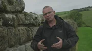 Andrew Birley spricht &uuml;ber den Ausgrabungsprozess in Vindolanda, UK. (Windfall Films/Bianca Zamfira)