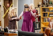 Bernadette (Melissa Rauch, l.) und Penny (Kaley Cuoco, r.) m&uuml;ssen improvisieren, als sie erkennen, dass Amy (Mayim Bialik, M.) der geplante Junggesellinnenabschied so nicht gefallen k&ouml;nnte ...
