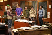 Sheldon (Jim Parsons, 2.v.l.) erh&auml;lt vom zur&uuml;ckgezogen lebenden Wissenschaftler Dr. Wolcott (Peter MacNicol, l.) eine Einladung. Schlie&szlig;lich m&uuml;ssen Leonard (Johnny Galecki, M.), Howard (Simon Helberg) und Raj (Kunal Nayyar, r.) erkennen, dass der Wissenschaftler mehr als ein wenig verr&uuml;ckt ist ...
