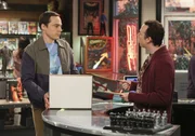 Findet Sheldon (Jim Parsons, l.) etwa ausgerechnet in Stuart (Kevin Sussman, r.) einen finanziellen Unterst&uuml;tzer f&uuml;r sein neues Projekt?