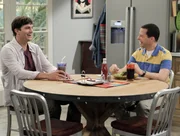 Noch lachen sie gemeinsam: Walden (Ashton Kutcher, l.) und Alan (Jon Cryer, r.) ...