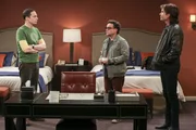 Leonard (Johnny Galeck, M.) versucht zwischen den Br&uuml;dern Sheldon (Jim Parsons, l.) und Goerge Jr. (Jerry O'Connell, r.) zu vermitteln ...