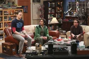 Sheldon (Jim Parsons, l.) ist mehr als entt&auml;uscht, als seine Mutter ihm klarmacht, dass sie nur zu seiner Hochzeit kommt, wenn er auch seinen gro&szlig;en Bruder einl&auml;dt. K&ouml;nnen Raj (Kunal Nayyar, M.) und Leonard (Johnny Galecki, r.) ihrem Freund helfen?