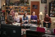Haben einiges damit zu tun, die anreisende Verwandtschaft in Schach zu halten: (v.l.n.r.) Raj (Kunal Nayyar), Howard (Simon Helberg), Bernadette (Melissa Rauch), Amy (Mayim Bialik), Sheldon (Jim Parsons) und Leonard (Johnny Galecki) ...
