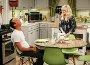 Stuart (Kevin Sussman, l.); Bernadette (Melissa Rauch, r.)