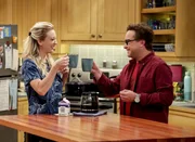 Penny (Kaley Cuoco, l.); Leonard (Johnny Galecki, r.)