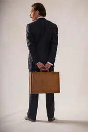 Robert Mazur (Bryan Cranston)