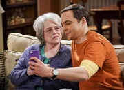 Mrs. Fowler (Kathy Bates, l.); Sheldon (Jim Parsons, r.)