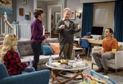 (v.l.n.r.) Bernadette (Melissa Rauch); Howard (Simon Helberg); Larry Fowler (Teller); Sheldon (Jim Parsons)