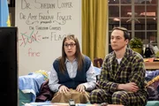 Amy (Mayim Bialik, l.); Sheldon (Jim Parsons, r.)