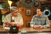 Sid Olsen (Jon Cryer, l.) und Alan Harper (Jon Cryer, r.) unterhalten sich &uuml;ber Frauen ...