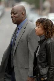 Kein Opfer ist je vergessen: Will Jeffries (Thom Barry, l.) und Kat Miller (Tracie Thoms, r.) ... Kein Opfer ist je vergessen: Will Jeffries (Thom Barry, l.) und Kat Miller (Tracie Thoms, r.) ...