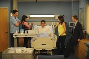 W&auml;hrend Marshall (Jason Segel, l.), Barney (Neil Patrick Harris, r.), Lily (Alyson Hannigan, 2.v.l.) und Robin (Cobie Smulders, 2.v.r.) mit ihrer &Uuml;berraschungsparty f&uuml;r Ted (Josh Radnor, M.) auf dem Dach auf das Geburtstagskind warten, wird dieser von einer Ziege angefallen - und ins Krankenhaus eingeliefert ...