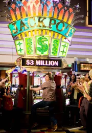 Jack (Ashton Kutcher, Mi.) kann nicht fassen, dass er tats&auml;chlich den 3-Millionen-Jackpot geknackt hat!