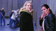 Blondie (Victoria Madincea, l.) lächelt dem vorbeilaufenden Gitting zu - Walter (Katy Karrenbauer) ist etwas irritiert. Blondie (Victoria Madincea, l.) lächelt dem vorbeilaufenden Gitting zu - Walter (Katy Karrenbauer) ist etwas irritiert.
