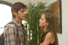 L-R: Nicki (Ashton Kutcher) und Heather (Margarita Levieva)