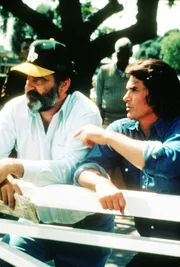 Unterst&uuml;tzt von seinem Erdenfreund Mark (Victor French, l.) dringt Jonathan (Michael Landon, r.) in die Herzen der ausgew&auml;hlten Menschen ein ...