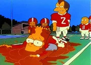 Weil Bart (li.) ein miserabler Footballspieler ist, wirft Nelson (3.v.re.) ihn in den Dreck.