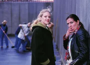 Blondie (Victoria Madincea, li.) l&auml;chelt dem vorbeilaufenden Gitting zu - Walter (Katy Karrenbauer) ist etwas irritiert.