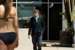Nicki (Ashton Kutcher)