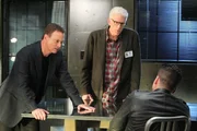 Mac Taylor (Gary Sinise, l.) und D.B. Russell (Ted Danson, M.) vernehmen einen Verd&auml;chtigen und erhoffen sich Hinweise auf den Verbleib von Macs entf&uuml;hrter Freundin.