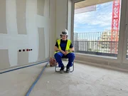 Esther in einer fast fertigen Wohnung.