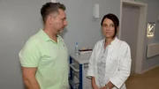 Michael "Michi" (Lars Pape) hat den Verdacht, dass Lilly (Iris Mareike Steen) in ihrer Arbeit als &Auml;rztin beeintr&auml;chtigt ist.