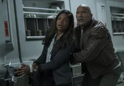 L-R: Dr. Kate Caldwell (Naomie Harris) und Davis Okoye (Dwayne Johnson)