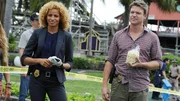 Colleen (Michelle Hurd) und Jim (Matt Passmore) werden zu dem st&auml;dtischen Golfplatz von Palm Glades gerufen, da Kinder dort eine Leiche gefunden haben.