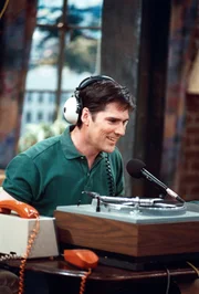 Als Radiomoderator versucht sich Greg (Thomas Gibson) auch als Discjockey.