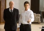 M&uuml;ssen mitansehen, wie der Joker Gotham City in ein anarchisches Chaos st&uuml;rzt: Bruce Wayne alias Batman (Christian Bale, r.) und Butler Alfred (Michael Caine, l.) ...