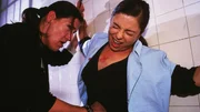 Walter (Katy Karrenbauer, li.) k&auml;mpft mit Benita (Nana Kr&uuml;ger), die zuvor auf Lollo eingestochen hat.