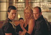 Dummerweise l&auml;uft am Tag der Rache alles, aber auch wirklich alles schief - und Steve ist nun vorgewarnt. Um doch noch an den Tresor voller Gold zu gelangen, m&uuml;ssen Charlie (Mark Wahlberg, l.), Handsome Rob (Jason Statham, r.) und Stella (Charlize Theron, M.) zu spektakul&auml;ren und tollk&uuml;hnen Methoden greifen ...