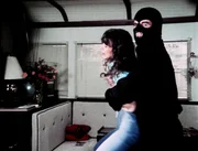 Allison (Maylo McCaslin) soll von einem Unbekannten entf&uuml;hrt werden.