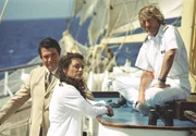 Der &Auml;gypter Yussuf (Oliver Tobias, li.) hat ein Auge auf Cruisedirektorin Marlene (Christine Neubauer) geworfen, was Kapit&auml;n Bernd Jensen (Horst Janson) beunruhigt.
