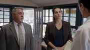 Jane Rizzoli (Angie Harmon) und Vince Korsak (Bruce McGill, l.) nehmen Dr. Carlson  (Vincent Ventresca), den Verantwortlichen f&uuml;r das Gel&auml;nde auf dem die Leiche einer jungen Frau gefunden wurde, ins Visier der Ermittlungen.