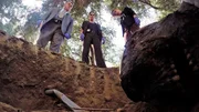 Auf der "Body Farm", einem Gel&auml;nde zur Untersuchung der Verwesungsprozesse von Leichen, finden (v.l.:) Vince Korsak (Bruce McGill), Jane Rizzoli (Angie Harmon) und Maura Isles (Sasha Alexander) mehr Leichen als vorhanden sein sollten...
