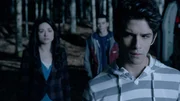 Allison (Crystal Reed), Stiles (Dylan O`Brien) und Scott (Tyler Posey) merken das Jackson ihnen entkommen ist...