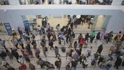 Passagiere warten in der Sicherheitskontrolle am Flughafen von New Orleans.