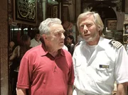 Kapit&auml;n Jensen (Horst Janson, r.) macht sich Sorgen um den an multipler Sklerose leidenden Pianisten Caspari (Michael Degen).