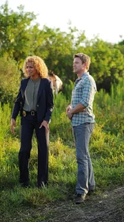 Colleen Manus (Michelle Hurd) und Jim Longworth (Matt Passmore) werden zu einem Tatort auf einer Ranch gerufen, wo sie einen toten Cowboy und jede Menge Streit zwischen den Nachbarn vorfinden.