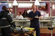 Dr. Owen Hunt (Kevin McKidd, r.) beweist seine Kompetenz, als zahlreiche Opfer einer Explosion ins Grey-Sloan-Memorial Hospital eingeliefert werden ...