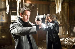 Max Payne (Mark Wahlberg), Mona Sax (Mila Kunis)