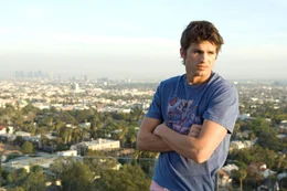 Nikki (Ashton Kutcher) wei&szlig; genau, welchen Eindruck er auf Frauen macht. Das nutzt er zu einem Leben mit wenig Anstrengung und viel Luxus. Doch als er die Kellnerin Heather kennenlernt, muss er sich zwischen leichtem Geld und Liebe entscheiden...