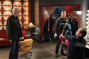 D.B. Russell (Ted Danson, l.) und Nick (George Eads) erhoffen sich von Rechtsmediziner David Phillips (David Berman) eine erste Einsch&auml;tzung zur Todesursache der Kubanerin Marta.