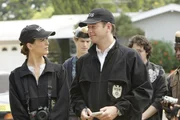 Marine Lance Corporal James Korby wird am Halloween-Abend tot in seinem Wagen vor seinem Haus aufgefunden. Ziva (Cote de Palo, l.), Tony (Michael Weatherly, r.) und das restliche Team ermitteln ...