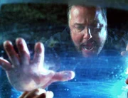 Grissom (William Petersen) hat den Plexiglas-Sarg gefunden. Lebt sein Kollege noch?