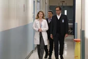 Kann es sein, dass Troy Dickerson durch Hypnose zum M&ouml;rder wurde? Das m&uuml;ssen (v.l.n.r.) Dr. Amy Levin (Meryl Jones Williams), Benny (Freddy Rodriguez) und Bull (Michael Weatherly) nun herausfinden ...